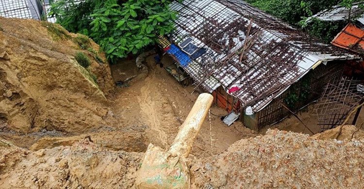 রোহিঙ্গা ক্যাম্পে পাহাড় ধসে ৮০০ ঘর ক্ষতিগ্রস্ত